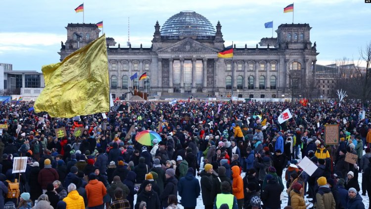 Almanlar, aşırı sağcı AfD’ye karşı sokağa döküldü