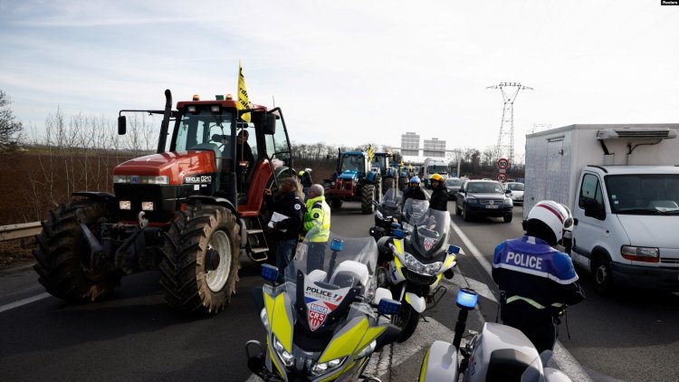 Fransa’da çiftçiler Paris’i kuşatmak için yolda