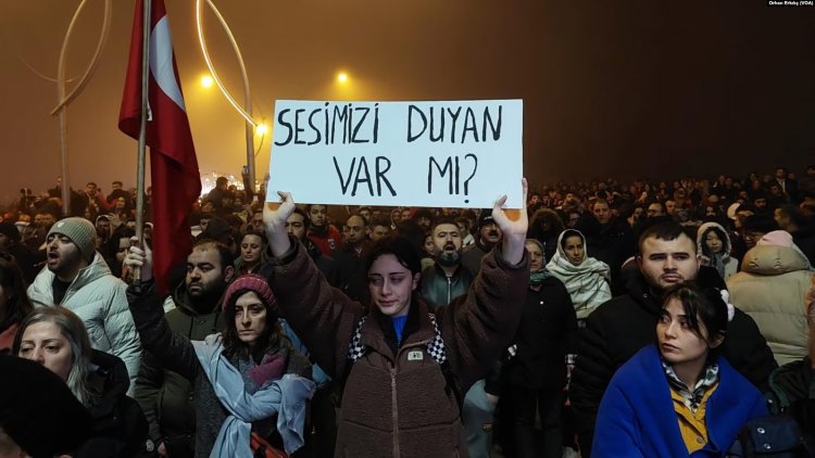 Hatay’daki 6 Şubat anmasında hem hükümet hem de muhalefet protesto edildi