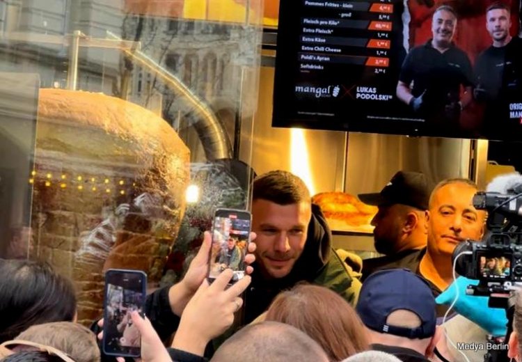 Poldi'nin Döner Kebap Dükkanının Önünde Büyük Kuyruk