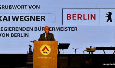 Berlin Belediye Başkanı Kai Wegner, TDU'nın Bahar Balosunda.
