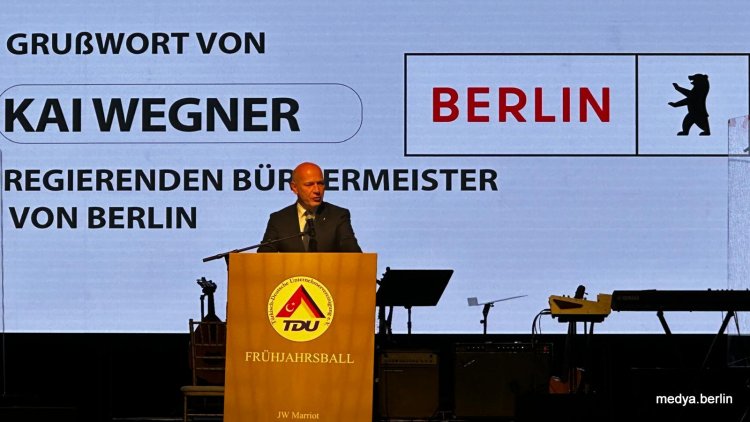 Berlin Belediye Başkanı Kai Wegner, TDU'nın Bahar Balosunda.