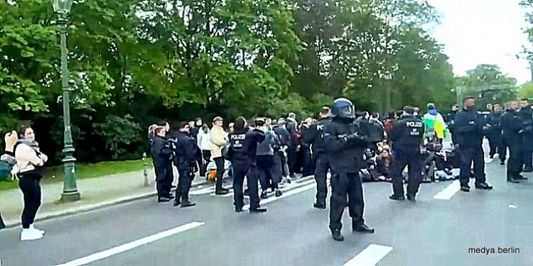 Berlin'de Filistin Protesto Kampı Polis Tarafından Kaldırıldı: 75 Kişi Tutuklandı