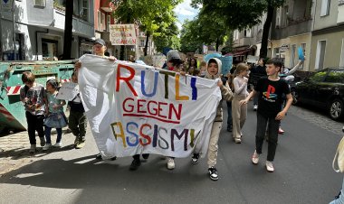 Neukölln’de Rütli Okulu Öğrencileri ve Öğretmenleri Irkçılığa Karşı Yürüdü.