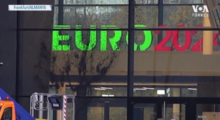 İklim aktivistleri kendilerini havayolu pistine “tutkalladı”