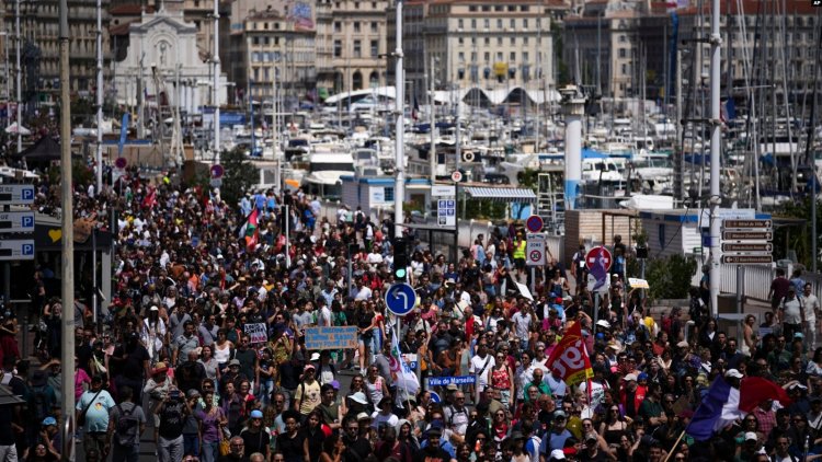 Fransa’da yüzbinler aşırı sağa karşı yürüdü