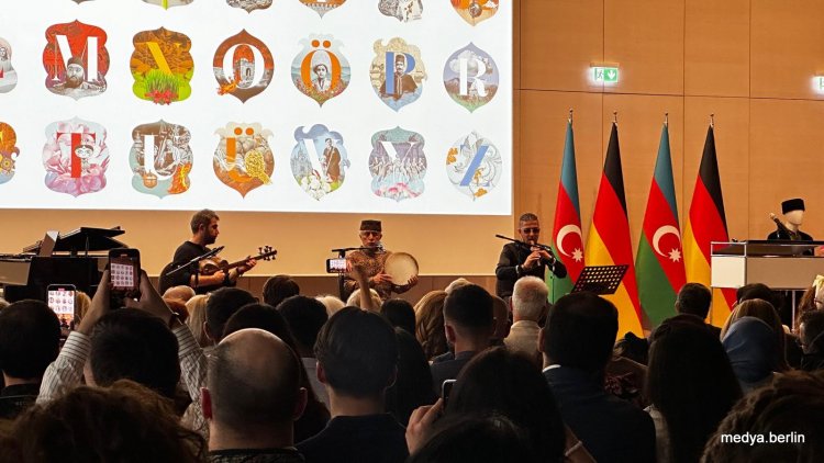 Berlin'de Azerbaycan Kültürü Rüzgarı: "Əlifba" Etkinliği Büyük İlgi Gördü