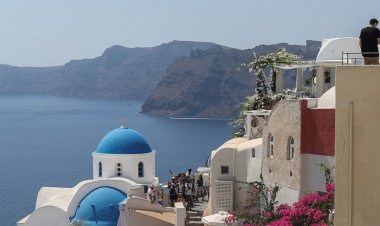 Yunan adası Santorini aşırı turist ilgisinden şikayetçi