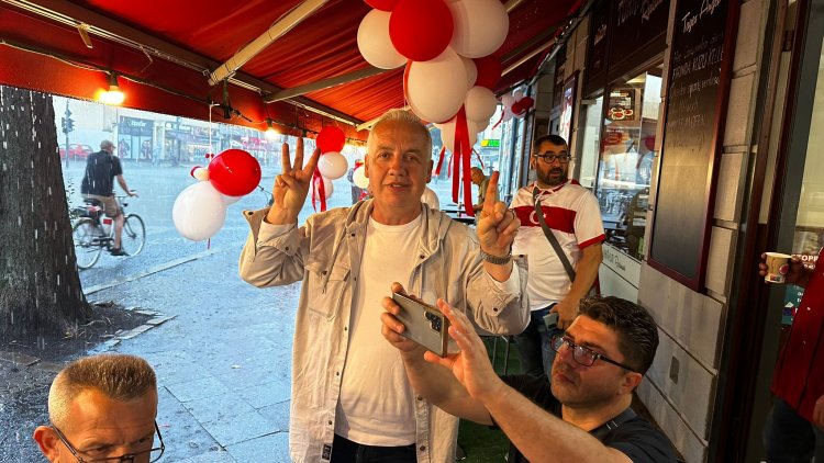 Türk Milli Takımı'na Binlerce Bayrakla Destek!