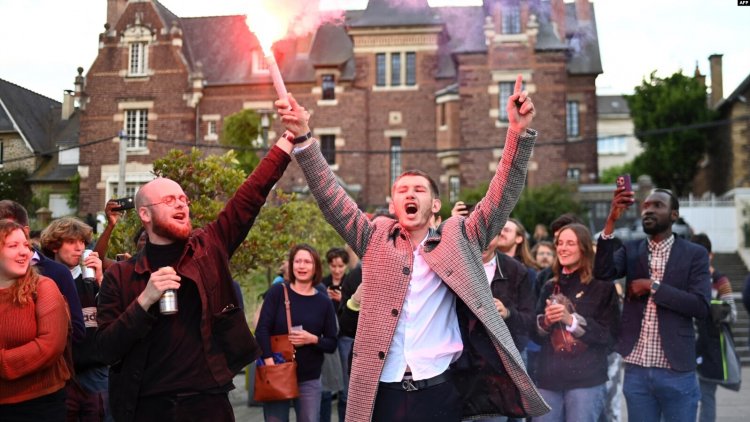 CANLI   Fransa'da solun büyük zaferi: "Cumhuriyetçi cephe" aşırı sağı geride bıraktı Paylaş Fransa'da solun büyük zaferi: "Cumhuriyetçi cephe" aşırı sağı geride bıraktı