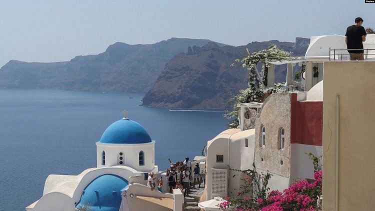 Yunan adası Santorini aşırı turist ilgisinden şikayetçi