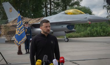 Ukrayna Cumhurbaşkanı Zelenski F-16 uçağının düşmesi sonrasında Hava Kuvvetleri Komutanı’nı görevden aldı