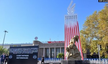 Ankara Garı terör saldırısında hayatını kaybedenlerin anısına yapılan anıtın açılışına aileler katılmadı