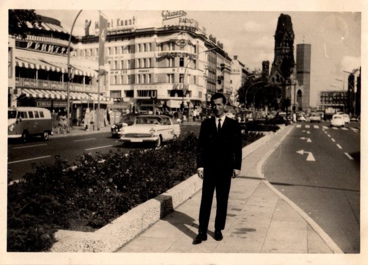 Almanya Birleşmesinin 34. Yıl Dönümünü Kutluyor.