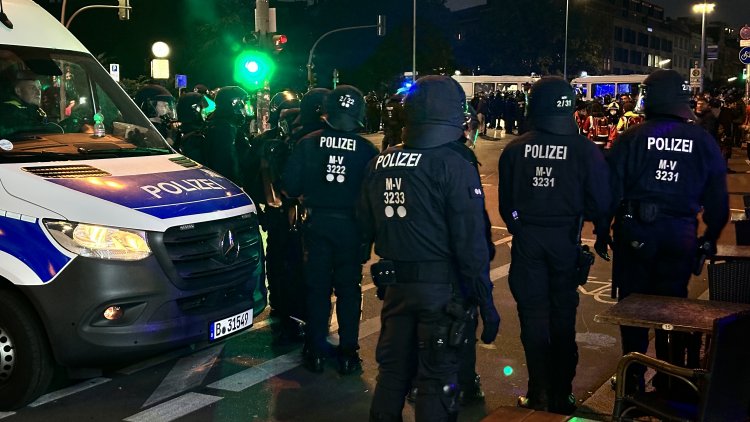 Berlin’de Binler İsrail’i Protesto Etti