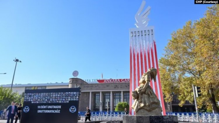 Ankara Garı terör saldırısında hayatını kaybedenlerin anısına yapılan anıtın açılışına aileler katılmadı