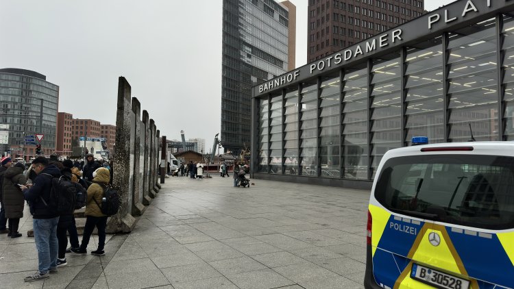 Berlin’de Yılbaşı Coşkusu: Postdamer Platz ve Alışveriş Alanları Renkli Işıklarla Süsleniyor