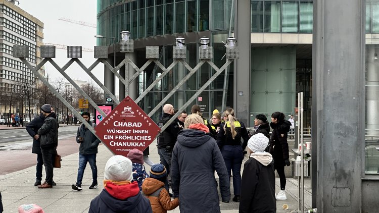 Berlin’de Yılbaşı Coşkusu: Postdamer Platz ve Alışveriş Alanları Renkli Işıklarla Süsleniyor