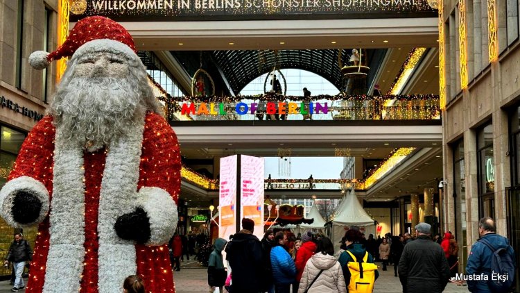 Berlin’de Yılbaşı Coşkusu: Postdamer Platz ve Alışveriş Alanları Renkli Işıklarla Süsleniyor