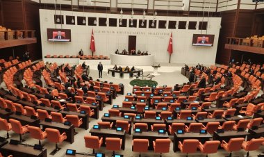 AK Parti sağda ve Kürt siyasetinde “yeni anayasa” birlikteliği mi hedefliyor?