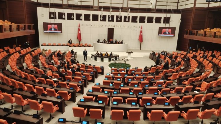 AK Parti sağda ve Kürt siyasetinde “yeni anayasa” birlikteliği mi hedefliyor?