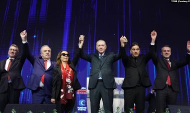 AK Parti, Erdoğan'ı yeniden lider seçerken üç muhalefet vekilini de bünyesine kattı