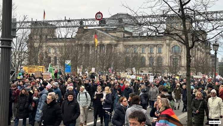 Berlin’de Göç ve Demokrasi İçin Protesto: “Almanya’nın Geleceği Tehlikede”