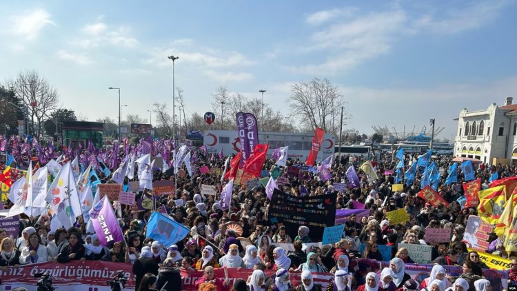 Yüzlerce kadın Kadıköy’de biraraya geldi: “İstiyoruz ki kadınlar sokakta, evde şiddet görmesin”