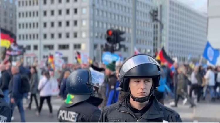 Berlin’de Aşırı Sağcı Yürüyüşe Büyük Tepki