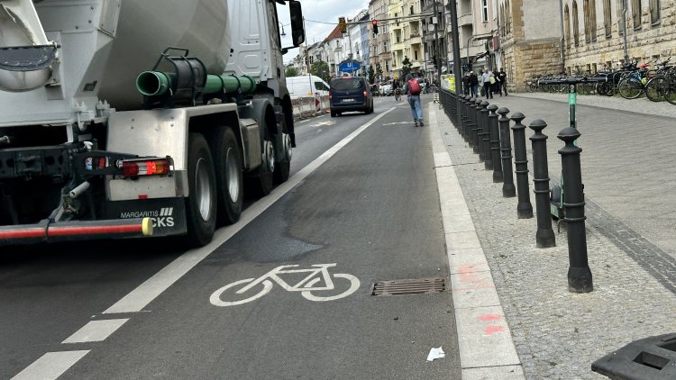 Berlin Senatosu, Kantstraße’deki bisiklet yolunu kaldırıyor