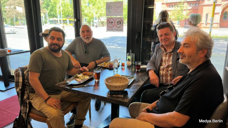 Kahvaltıda Buluşma: Eskimeyenler Retro Pop Müziği Topluluğu Berlin’de Bir Aradaydı
