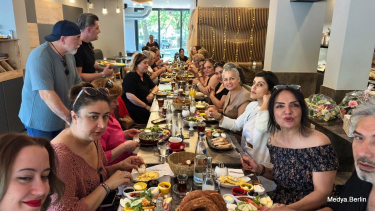 Kahvaltıda Buluşma: Eskimeyenler Retro Pop Müziği Topluluğu Berlin’de Bir Aradaydı