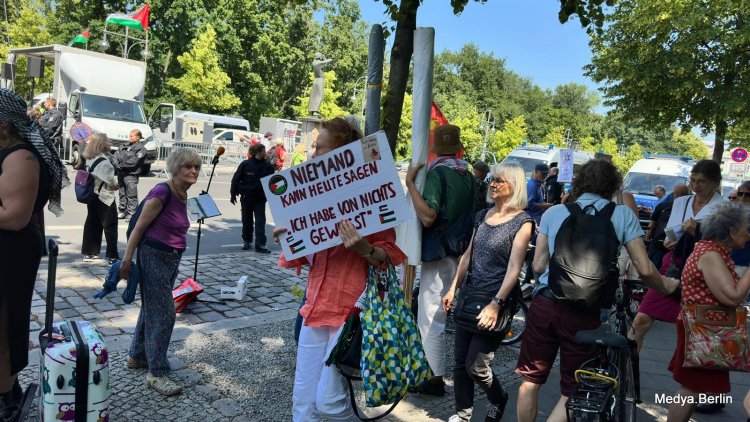 Berlin’de Aynı Anda İki Karşıt Gösteri: Gazze İçin Protesto, İsrail’e Destek
