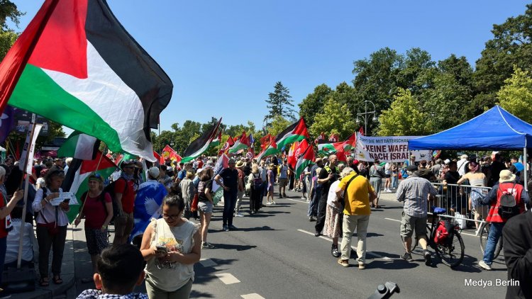 Berlin’de Aynı Anda İki Karşıt Gösteri: Gazze İçin Protesto, İsrail’e Destek