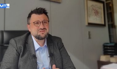 Bir devlet kurumunda, bir adam vardı…