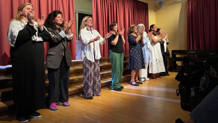 “Anneler ve Kızları" ayakta alkışlandı