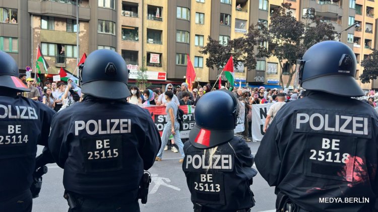 Berlin’de Filistin yürüyüşüne on binler katıldı