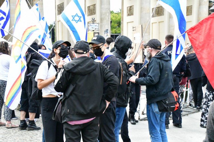 Berlin’de Barış Mitingi: 20 Bin Kişi Sokaklara Çıktı