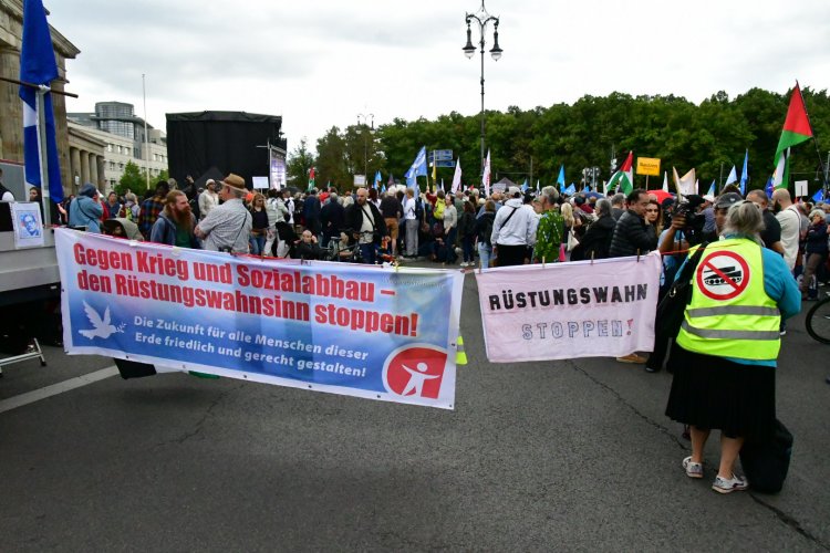 Berlin’de Barış Mitingi: 20 Bin Kişi Sokaklara Çıktı