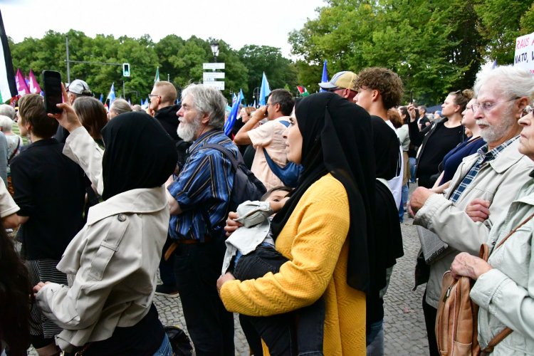 Berlin’de Barış Mitingi: 20 Bin Kişi Sokaklara Çıktı