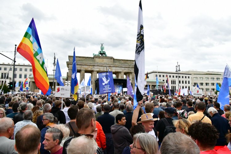 Berlin’de Barış Mitingi: 20 Bin Kişi Sokaklara Çıktı