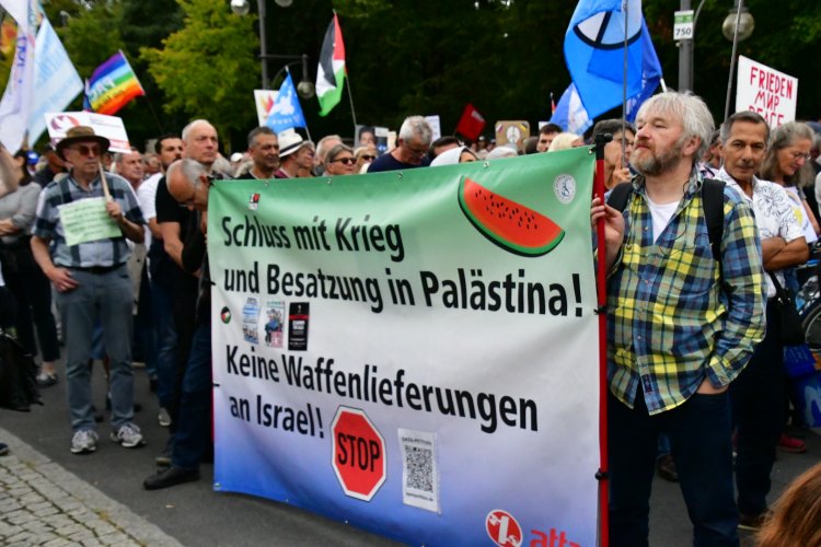Berlin’de Barış Mitingi: 20 Bin Kişi Sokaklara Çıktı