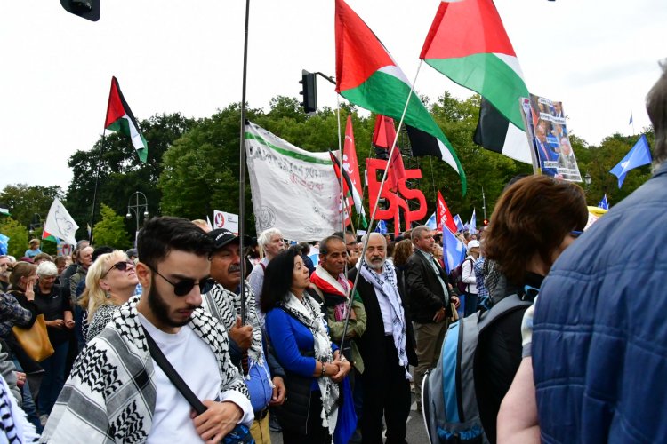 Berlin’de Barış Mitingi: 20 Bin Kişi Sokaklara Çıktı