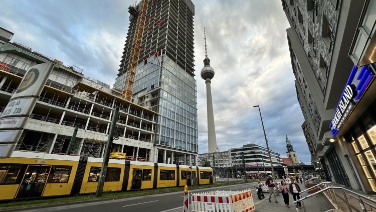 Berlin’de televizyon kulesinin önüne dikilen gökdelen tartışma yarattı