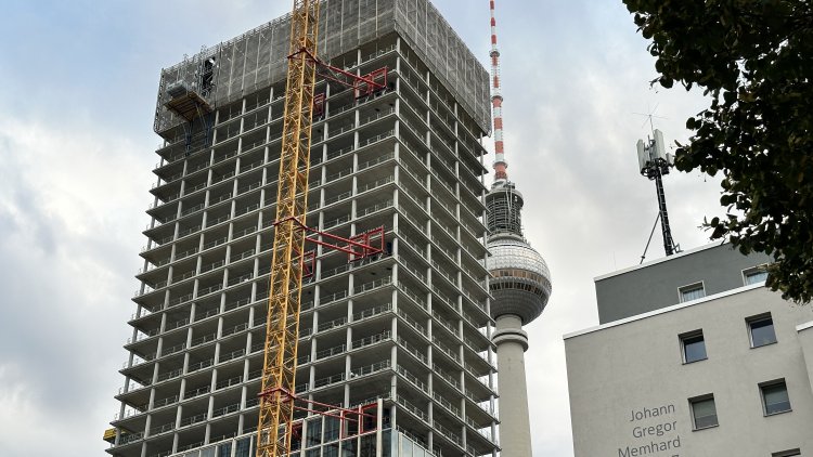 Berlin’de televizyon kulesinin önüne dikilen gökdelen tartışma yarattı