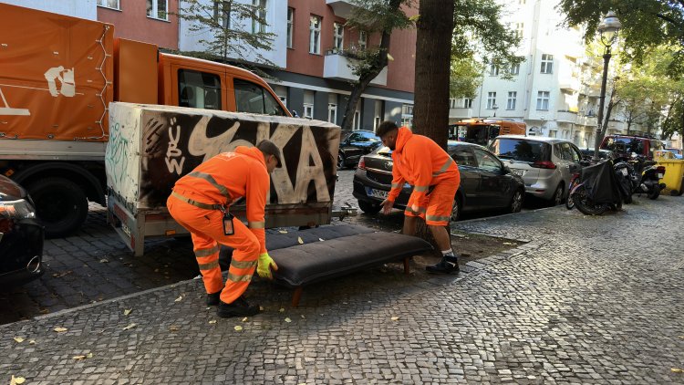 Berlin’de sokaklarda atılan eşyalar BSR ekipleri tarafından toplanıyor