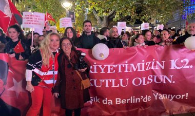 Berlin’de, Cumhuriyetimizin 102. Yılında Fener Alayı
