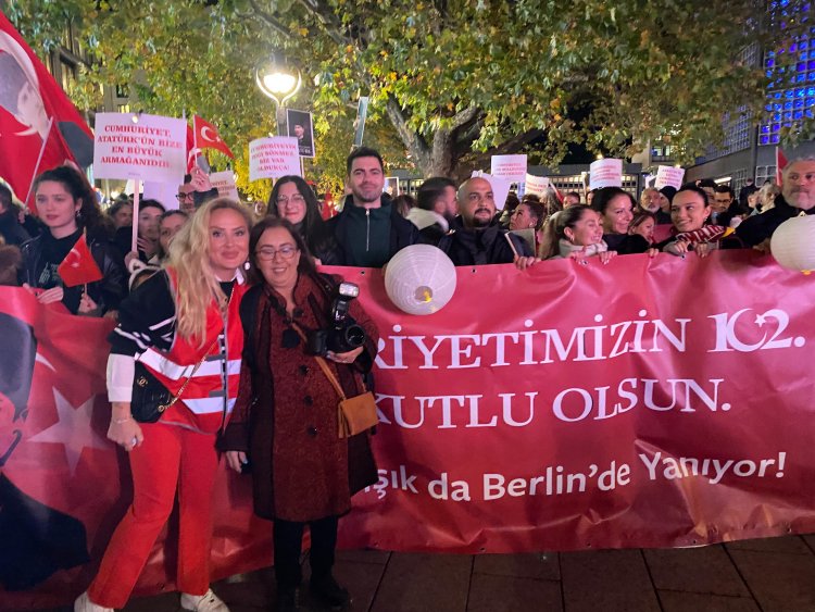 Berlin’de, Cumhuriyetimizin 102. Yılında Fener Alayı