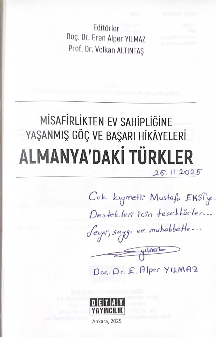 Kazım Erdoğan, “Almanya’daki Türkler” kitabını Berlin’de Mustafa Ekşi’ye takdim etti