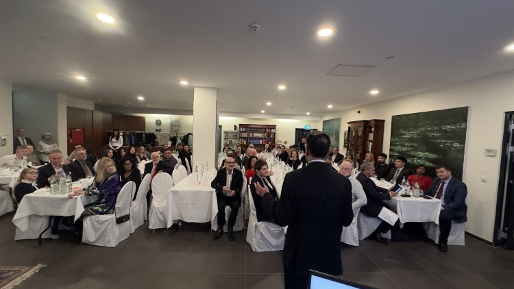 Avicenna Klinik Berlin’de Geleneksel Yıl Sonu Yemeği: Diplomasi, Müzik ve Barış Mesajları